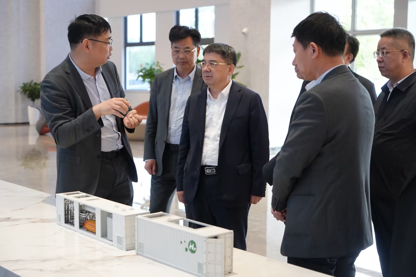 The Party Secretary of Rushan City, Mr. Liu Kuizhong, along with his delegation, visited CPU Hydrogen for an investigation and research